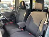 前席は左右に並ぶシートと肘掛けを備え、乗車中も落ち着いて過ごせる雰囲気です。窓から外の様子を見渡しやすく、シートの生地や室内の色合いもまとまりがあります。