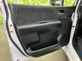窓まわりのスイッチやドアポケットが手の届きやすい位置にまとまり、乗車中も使いやすい配置です。縦目のファブリックと落ち着いた色合いがなじみ、日々の乗り降りでも親しみやすい室内です。