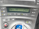 【オートエアコン】一度お好みの温度に設定すれば、車内の温度を検知し風量や温度を自動で調整。暑い&hellip;寒い&hellip;と何度もスイッチ操作をする必要はありません。快適な車内空間には必須の機能ですね♪