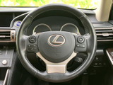 握りやすい円形のステアリングに各種スイッチが備わり、運転姿勢を保ったまま手元で車内機能を扱えます。視線移動を抑えやすく、日常の運転をサポートする装備です。