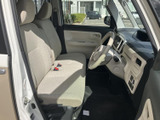 明るい色調のシートが広がり、運転席まわりまで見渡しやすい開放的な空間です。乗り降りしやすいドア開口で、前席に座る方にもゆったりと過ごしていただけます。