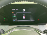 速度やシフト位置、警告表示などをひと目で確認できる画面表示です。運転に必要な情報をまとめて把握しやすく、走行前の確認や日々の運転をサポートしてくれます。