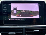 後退時の死角を減らすリヤビューカメラ「Rear Assist」。ステアリング操作と連動するガイドラインが表示され、安全な車庫入れをサポートします。