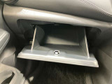【グローブボックス】容器がせり出してくるバケットタイプ!一目で中身を把握でき、取り出しやすさにも優れます!