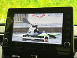 テレビ映像を楽しめる画面を備えており、停車中の待ち時間も快適に過ごせます。番組を見ながらひと息つきたい場面など、車内での時間を有効に活用できる装備です。