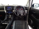 ウッド調と革巻きステアリングで快適な操作性の運転席です。