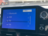 BluetoothやAM・FM、テレビなどの選択項目が一覧で表示され、使いたい音源を確認しやすい画面です。日常の移動中も、目的に合わせて選びやすい仕様です。