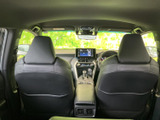 前席の背面越しに、運転席まわりやセンター部分まで見渡せる室内です。左右のシートに挟まれた空間はすっきりまとまり、前席・後席の同乗者が過ごしやすい印象です。