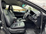 運転席まわりはシートに座った際の視界が広く、前方や左右の確認がしやすいレイアウト。シートにはゆったりとした座面があり、落ち着いて過ごせる空間です。