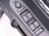 パワーウィンドウのスイッチです。 運転席に居ながら助手席の窓を開け閉めできるので便利ですよ。 ロック機能も付いてるので子供がイタズラして窓を開けるという事もできなくできますよ。