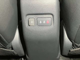 アームレスト後ろにはUSBソケットを装備!後席でも携帯を充電することができます!