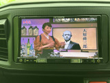 番組映像を楽しめる画面を備えており、停車中の休憩時間などにテレビを視聴できます。移動中の視聴を前提とせず、目的地での待ち時間を過ごす際に便利な装備です。