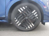 おしゃれは足元から。日産純正のアルミホイールで足元すっきり。タイヤサイズは205/50R17になります