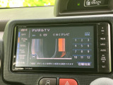 音楽やテレビなどのメニューが画面に並び、使いたい項目を確認しながら選べる仕様です。音量や音響の設定も画面上で把握でき、日常の移動に合わせて活用いただけます。