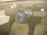 【ドラレコ前】今では車の必需品です。運転中の映像や音声を記録して残します。事故などが起きた場合の証拠になるので、もしもの時に役立ちます。