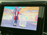 テレビ放送を映せる画面を備えており、停車中の休憩時間などに映像を視聴できます。画面表示が大きく、番組を確認しやすいのも便利なポイント。日常の待ち時間にも活用いただけます。