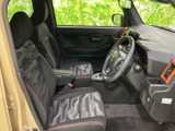 運転席と助手席は、柄入りのシート表皮と落ち着いた色合いでまとめられています。前方や左右の窓から周囲を確認しやすく、乗り降りの際も車内の様子を把握しやすい空間です。