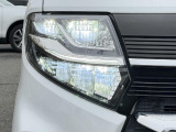 【LEDヘッドライト】悪天候や夜間走行時も良好な視界を確保し安心して運転できる高輝度LEDヘッドライトを装備!点灯速度が早く、消費電力も抑えられています。
