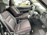 運転席まわりです。実際に座ってみて、乗り心地を体験してみてください,視界も良好です