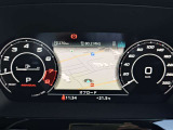 スピードメーターなどの運転に必要な計器とともに、オーディオ・電話の操作画面などを表示。レイアウトはステアリングスイッチで切り替えでき運転に集中しながら必要な情報を瞬時に得ることが可能。