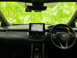 運転席まわりは各部が見渡しやすく、前方の視界も広く確保されています。シートや内装には落ち着いた色合いを採用し、日々の移動も過ごしやすい空間です。