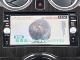 テレビ番組を画面で視聴できる装備です。停車中の待ち時間や休憩時に映像を楽しめ、車内で過ごすひとときをより快適に演出します。視聴の際は安全のため、必ず停車してからお楽しみください。