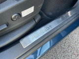 乗車口足元にはPEUGEOTのロゴ入り。