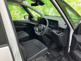 運転席まわりは前方の視界が広く、シートに腰掛けた際も周囲を見渡しやすいレイアウトです。手の届きやすい位置にまとまった装備で、毎日の移動も落ち着いてお使いいただけます。