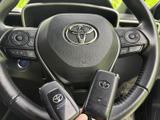 手元には複数のスイッチが配置され、運転姿勢を大きく変えずに各種機能を扱えます。画面表示や音量などの調整にも手が届きやすく、日常の運転を便利にサポートします。