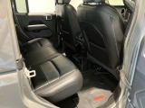 【リアシート】屋根までの高さがある車のため、大人の方でも圧迫感が少なく乗車出来ます。足元は広く取られているため、ゆったりとお乗り頂けます。