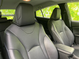 前席のシート形状や車内のまとまりを、後席側からもご覧いただけます。落ち着いた色合いの室内で、乗り込む方それぞれがくつろぎやすい雰囲気です。