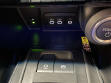 置くだけ充電は充電ケーブルを使わないので車内がスッキリするのが魅力ですね。