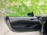 明暗のコントラストと横に広がる造形が、車内にまとまりを添えます。隣に乗る方にも落ち着いて過ごしていただける印象です。◆画像認識AIによる推定であり実際と異なる場合があります。