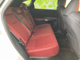 後席は赤を基調としたシートが並び、同乗者にも落ち着いて過ごせる空間です。窓から外の景色を眺められ、前席との間にもゆとりを感じるレイアウトです。