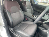ゆったりと運転できる高級感のあるシート☆目立つシミやキズの無いキレイな運転席です♪