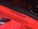 インテリアは、情熱的な「Rosso Ferrari」のレザーを基調とした、エレガントで華やかな空間が広がります。
