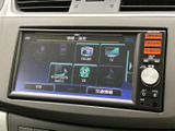 FMやテレビ、Bluetoothオーディオなど、複数のメニューを画面上で確認できます。交通情報の項目もあり、目的に合わせて選びやすい構成です。