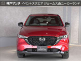 「魂動デザイン」を踏襲したスタイリッシュで上品さを兼ね備えたフロントビューです。人気のソウルレッドがより精悍で重厚な雰囲気を際立たせています。あらゆる場面で、その佇まいが絵になるCX-5です★☆★