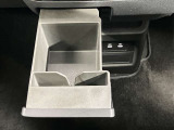 インストセンタースライドボックス・小物やスマホなどのちょっと置いたり、紙パックも収まるスライド式の収納です。ケーブルスリットがあり、スマートフォンを立てたままUSB電源に接続して充電できます。