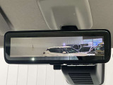【インテリジェント ルームミラー】車両後方のカメラ映像をミラー面に映し出すので、車内の状況や、天候などに影響されずいつでもクリアな後方視界が得られます!