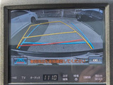 カラーバックカメラが付いています!バックにギアを入れると、後方視界が自動的にマルチ画面に映し出されます!夜も明るく見えますので、すごく便利!!一度使うとカメラ無しには乗りたくない程!