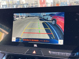 後方の様子を画面で確認でき、ガイドラインを目安に駐車位置を把握しやすい装備です。周囲を直接確認しながら後退する際の補助として、車庫入れや駐車時に活用できます。