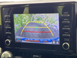 後方映像にガイド線が表示され、駐車時に車両後方の様子を確認する目安になります。画面周囲には物理ボタンとダイヤルが配置され、画面操作を助けます。