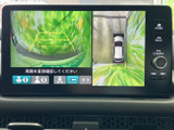 後方の映像に加えて車両周囲を上から見た表示も確認でき、駐車時の周囲確認をサポートします。画面上のガイド表示も備わり、車庫入れや幅寄せの際に役立ちます。