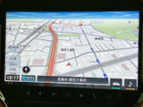道路や周辺施設、現在地が地図上に表示され、目的地までの道順を確認する際に役立ちます。縮尺やメニューも画面上で確認でき、日常のお出かけから初めての場所への移動まで使いやすい内容です。