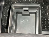 助手席シートアンダーボックス(車検証収納トレイ付)!大容量で前席からも後席からも引き出し可能!