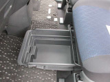 助手席シートアンダーボックス(スライド式)!運転用の替え靴や、車内に常備したいこども用品、着替えた服などを収納できます。