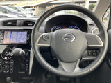 手になじみやすい形状のステアリングにスイッチ類を備え、運転姿勢を保ちながら必要な操作を行いやすい設計です。メーターやナビも視界に収まり、運転に集中しやすい配置です。