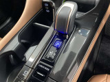 スムーズな操作で快適に運転を楽しめる、シフトポジションを電動で制御する電子式シフトレバーです。