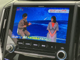 テレビ番組を画面で視聴でき、停車中の待ち時間にも楽しめる装備です。映像と字幕が表示されるため内容を確認しやすく、休憩時間を車内で過ごす際にも活用いただけます。